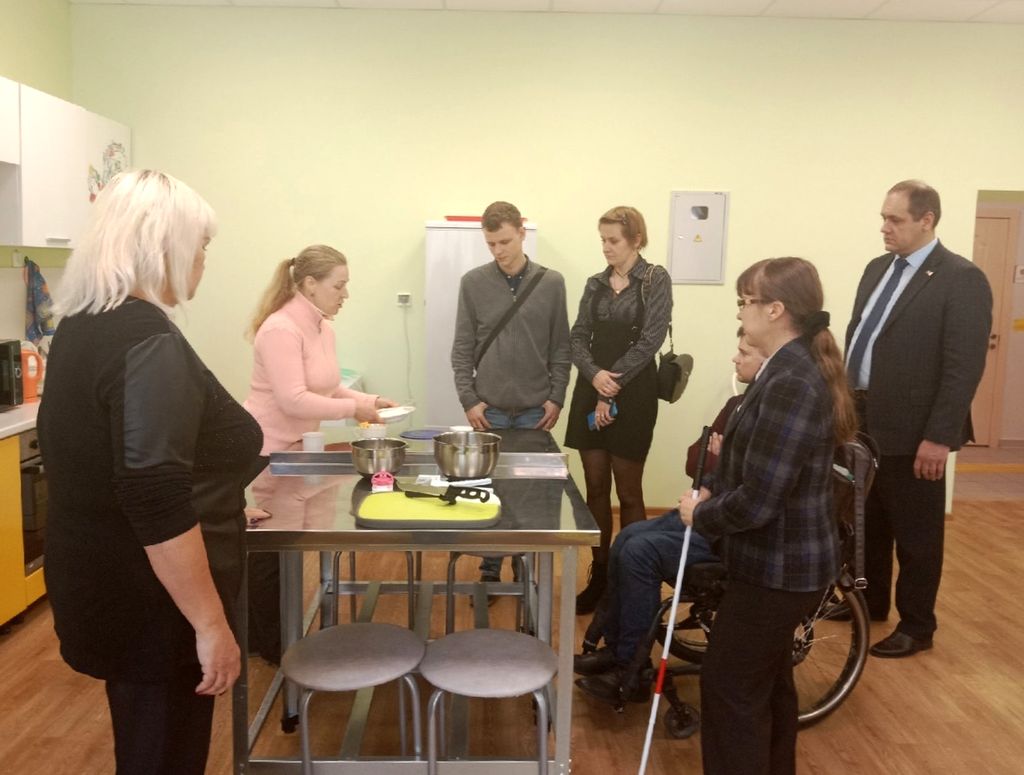 Преподаватели школы показывают устройство кулинарного класса для незрячих 
