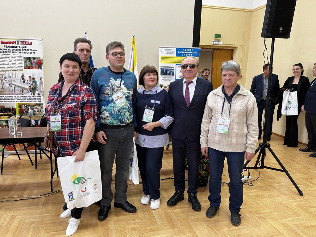 Итоговое общее фото президента ВОС В. В. Сипкина и представителей обществ слепых Донбасса