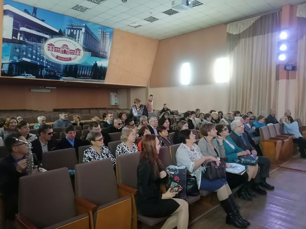 Заполненный гостями актовый зал