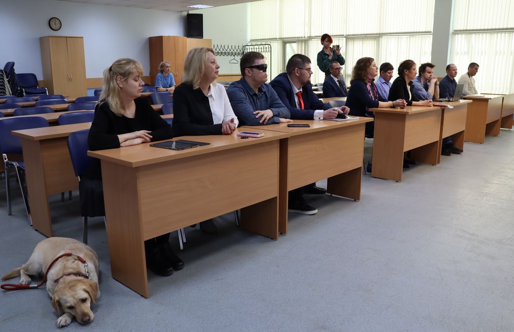 Молодые инвалиды по зрению в лекционном зале Института ВОС 