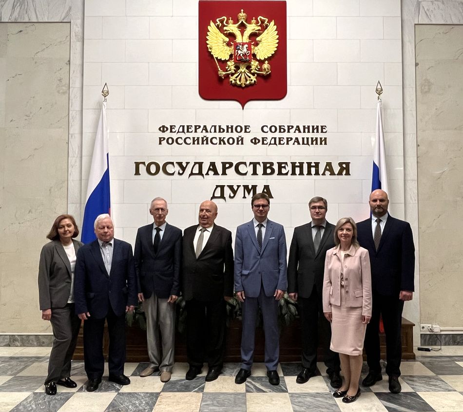 Групповое фото представителей АУ ВОС на фоне надписи 