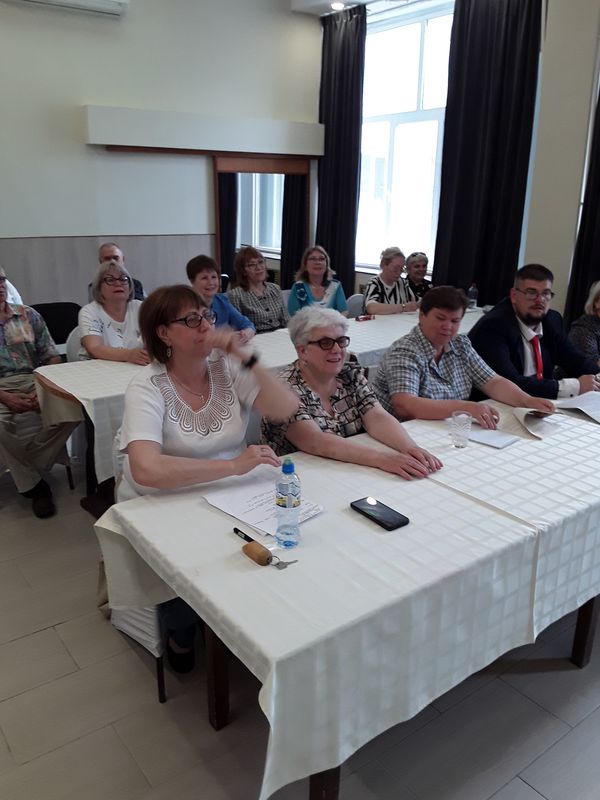 Участники круглых столов внимательно слушают спикеров