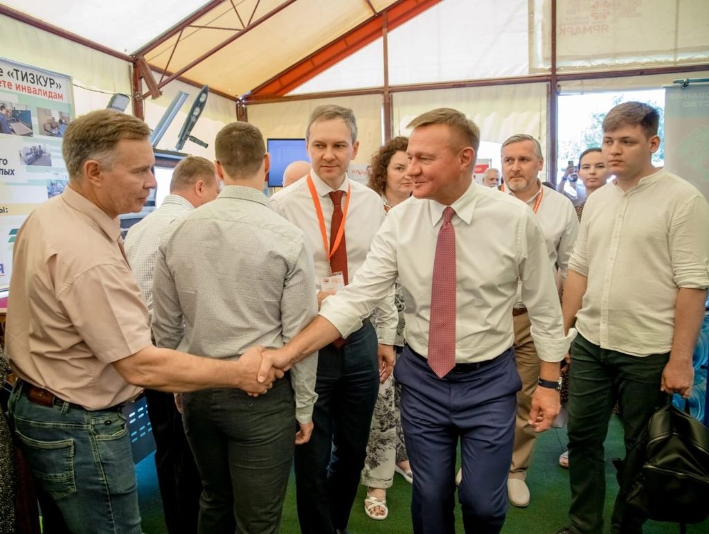 Губернатор Курской области Р. В. Старовойт приветствует представителей предприятия ВОС ООО 
