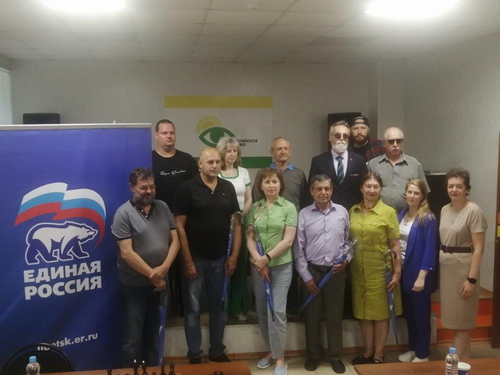 Общее фото организаторов и участников шахматно-шашечного турнира в рамках марафона 