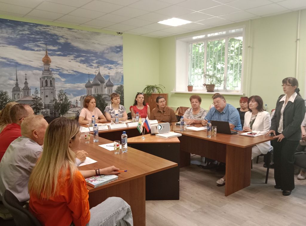 Председатель Вологодской РО ВОС Ольга Мединцева проводит презентацию деятельности ВОС