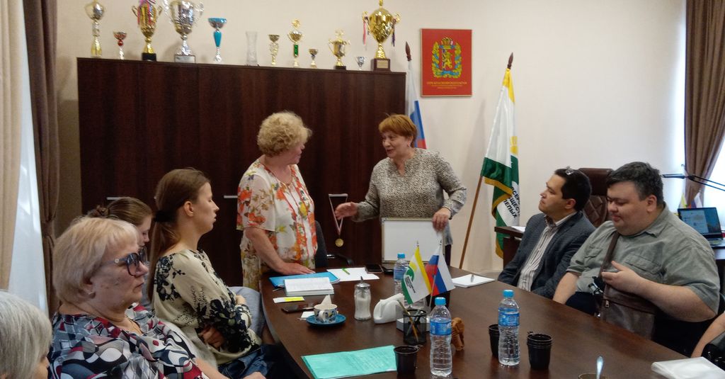 Депутат Законодательного Собрания Красноярского края Г. В. Ампилогова вручает благодарственное письмо члену правления, председателю Октябрьской МО ВОС и руководителю клуба «Хвостатый навигатор» Е. В. Чернышевой 