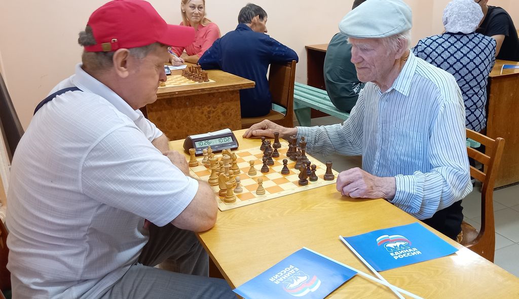 Начало турнира. Игроки делают первые ходы.