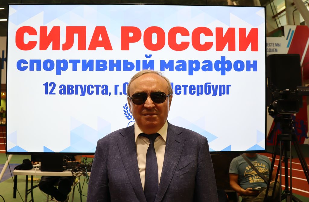 Президент ВОС В. В. Сипкин на фоне баннера 