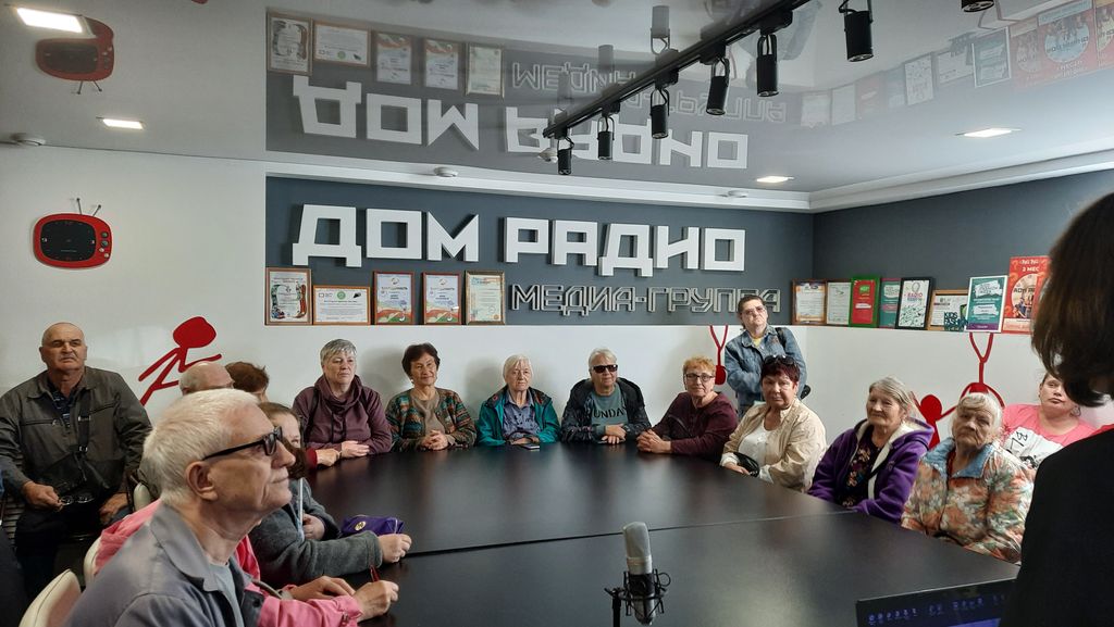 Экскурсионная группа членов ВОС в Доме Радио