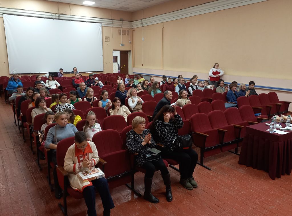 Юные инвалиды по зрению - участники фестиваля в зрительном зале