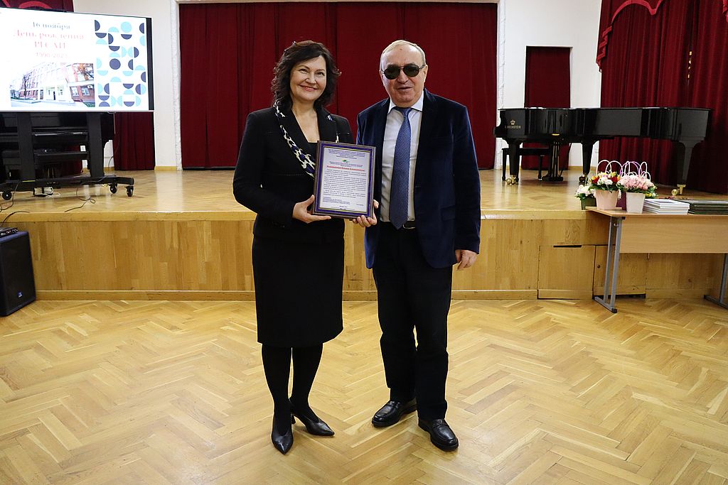 Торжественное заседание учёного совета Российской государственной специализированной академии искусств посетил президент ВОС В. В. Сипкин