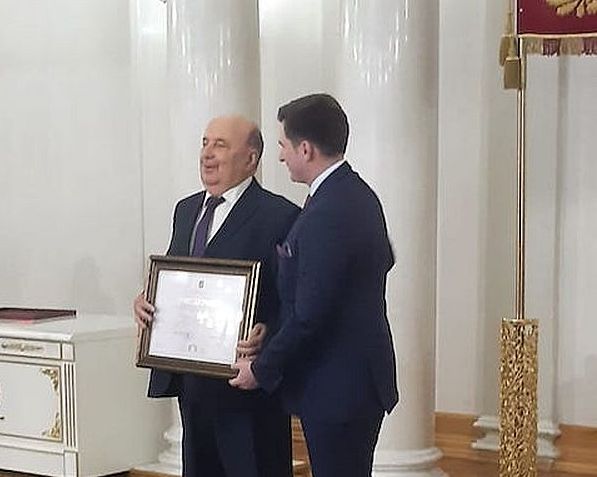 Председатель МГО ВОС А. Н. Мошковский получает благодарственное письмо Правительства Москвы «За большой вклад в реализацию проектов по социальной поддержке и комплексной реабилитации инвалидов по зрению, активную общественную деятельность и многолетний добросовестный труд» от заместителя руководителя Департамента труда и социальной защиты населения города Москвы А. А. Володина