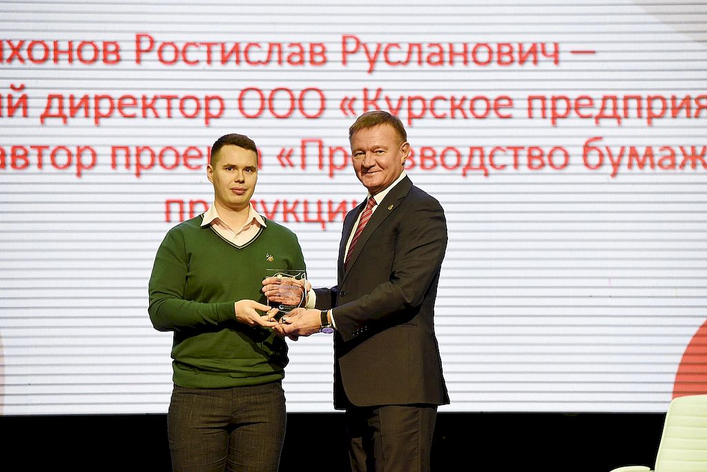 генеральный директор ООО «Курское предприятие «ТИЗКУР» Р. Р. Тихонов и губернатор Курской области Р. В Старовойт