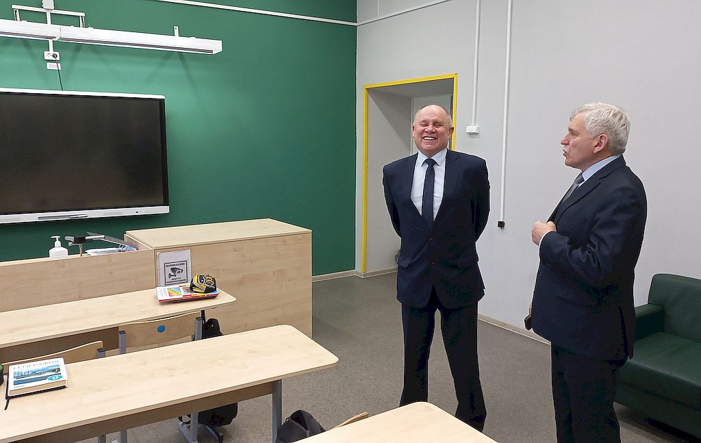 Директор школы знакомит С. В. Войнова с медиаклассом