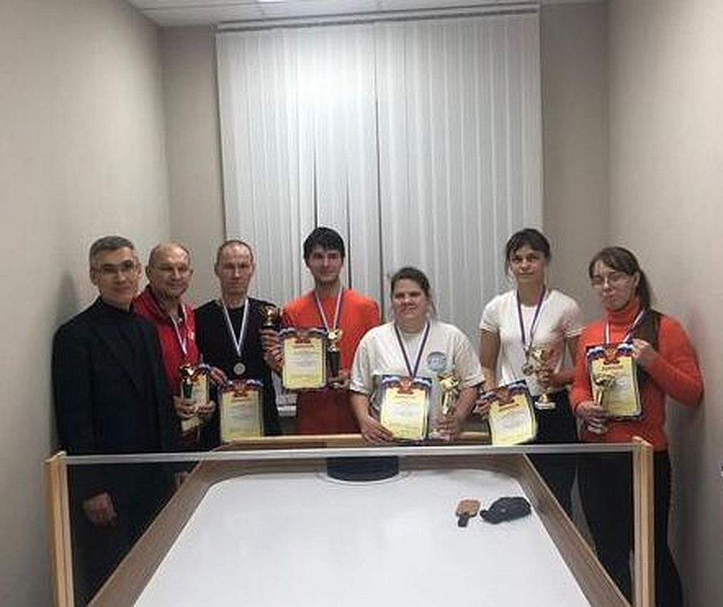 Победители чемпионата с дипломами и медалями.