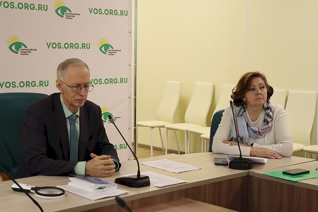вице-президент ВОС А. И. Коняев, начальник Управления социального развития Аппарата управления ВОС М. Г. Вострикова