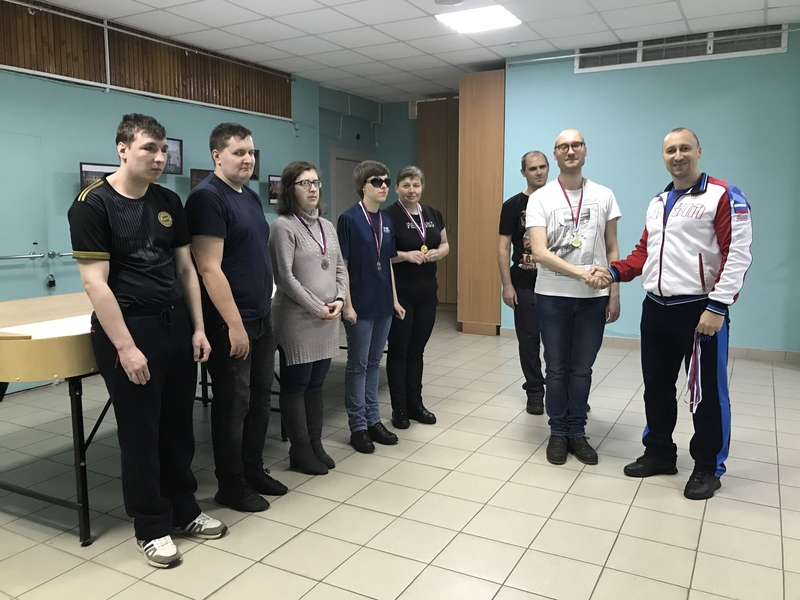 Общее фото участников турнира у теннисного стола