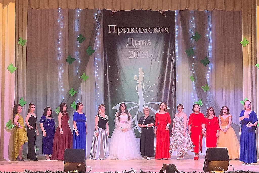 Общая фотография участник на сцене в красивых длинных платьях