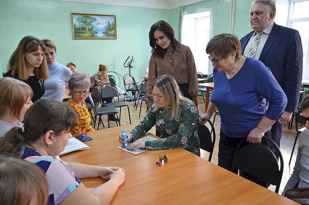Участники встречи обсуждают особенности голосования с помощью тифломаркера