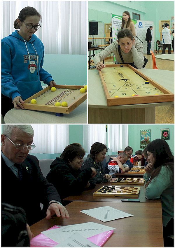 Участники играют в шашки и настольные игры