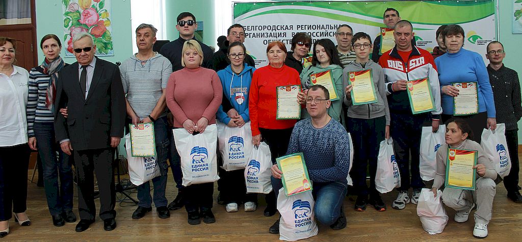 Общее фото участников соревнований с дипломами и медалями