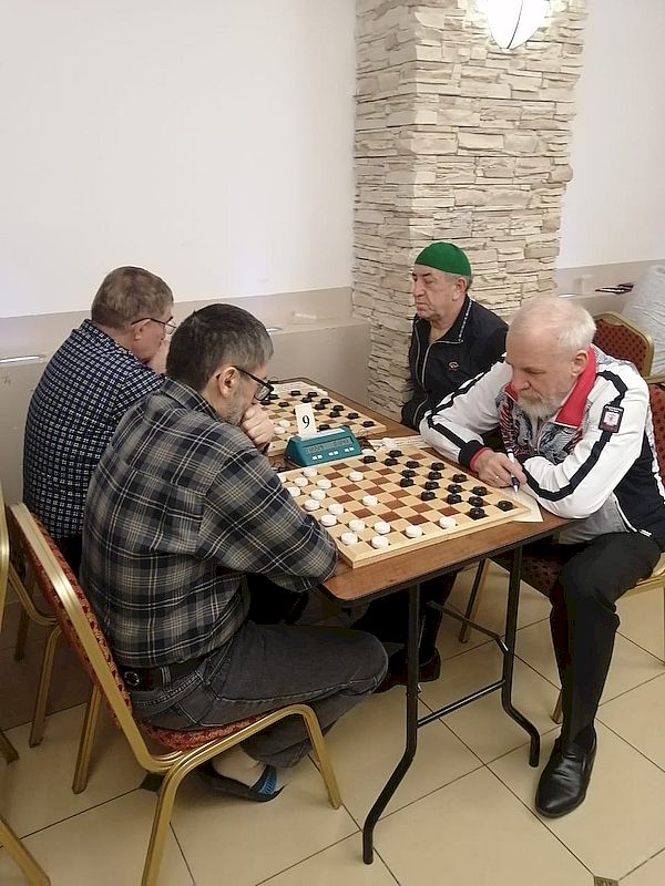 Участники чемпионата за игровыми столами