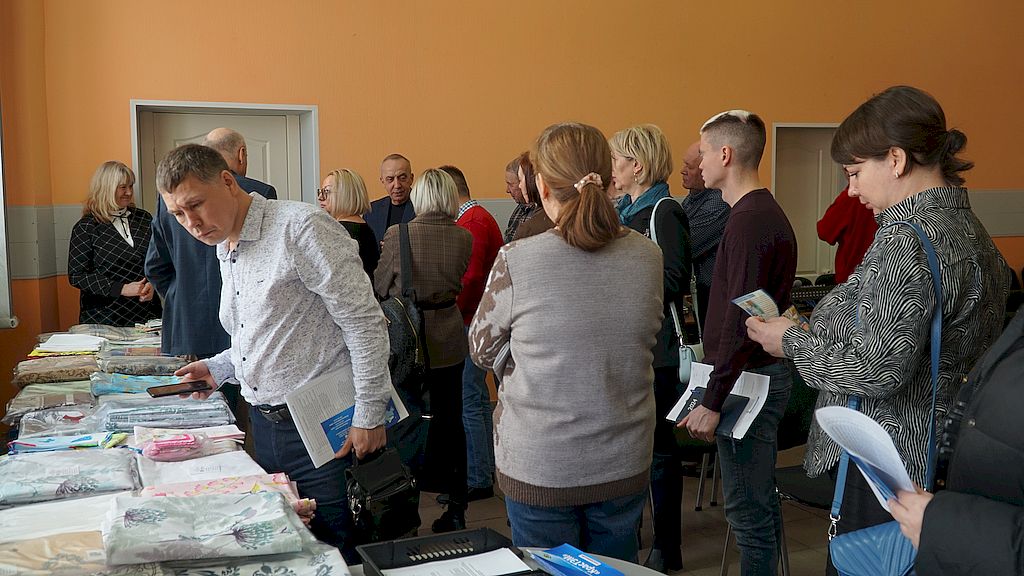 Гости выставки знакомятся с продукцией предприятия.