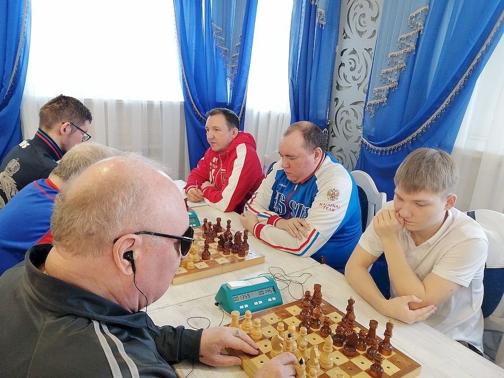 Участники чемпионата за игровыми столами