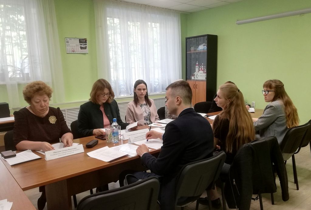 Участники круглого стола на заседании.