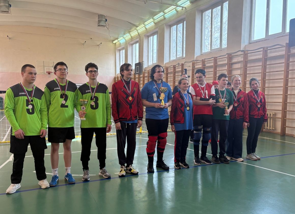 команды-победительницы с кубками и медалями