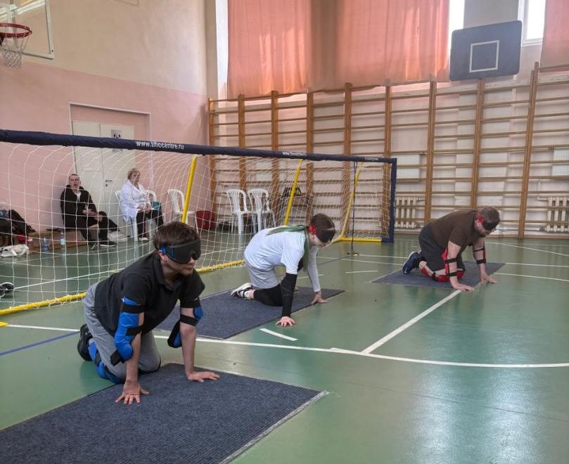 игроки стоят на коленях на ковриках