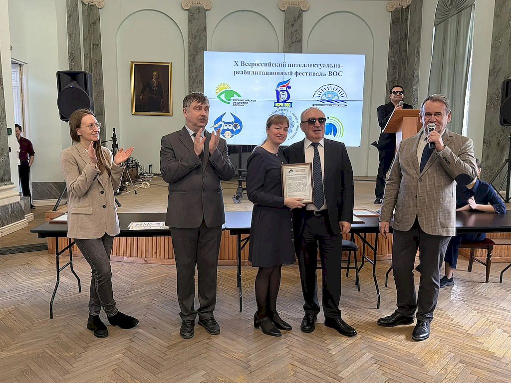 благодарность начальнику молодёжного отдела КСРК ВОС Марие Арнапольской вручает президент ВОС Владимир Сипкин