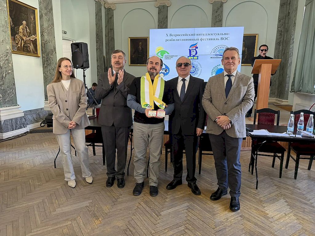 член символической сборной Роман Иноземцев с удостоверением и шарфом в цветах ВОС