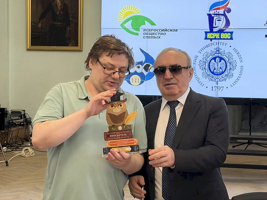 президент ВОС вручает главный приз участнику команды-победительнице