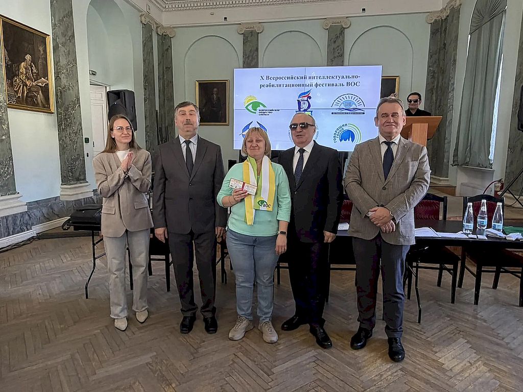 член символической сборной Нина Ярохович с удостоверением и шарфом