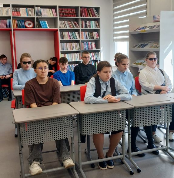 Школьники внимательно слушают