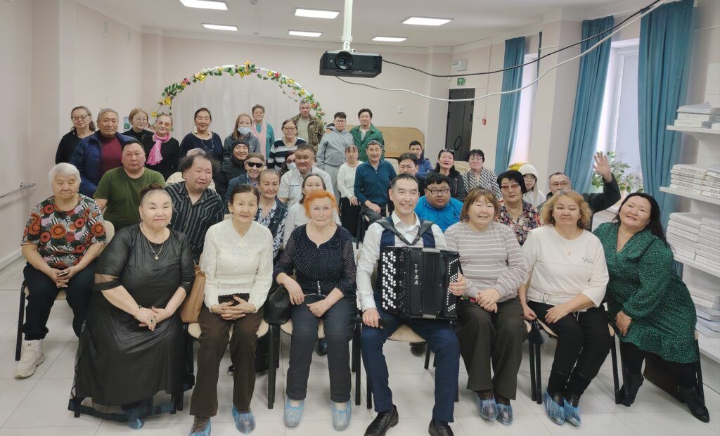 Баянист Илья Иванов фотографируется со зрителями