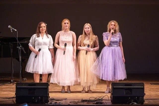 На сцене - четыре девушки