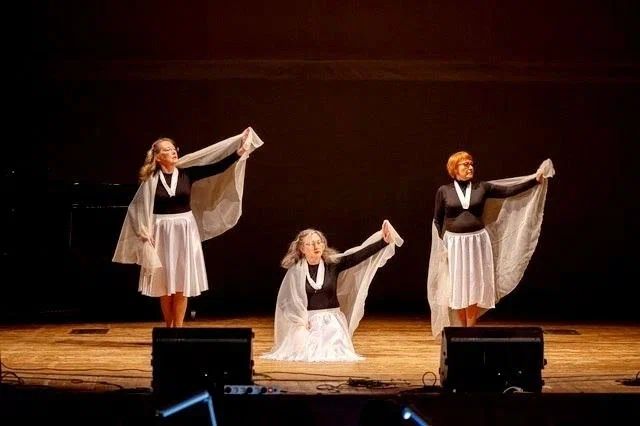 Женщины исполняют танец с платками