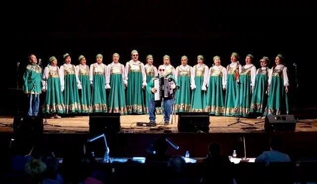 На сцене - хор в национальных костюмах