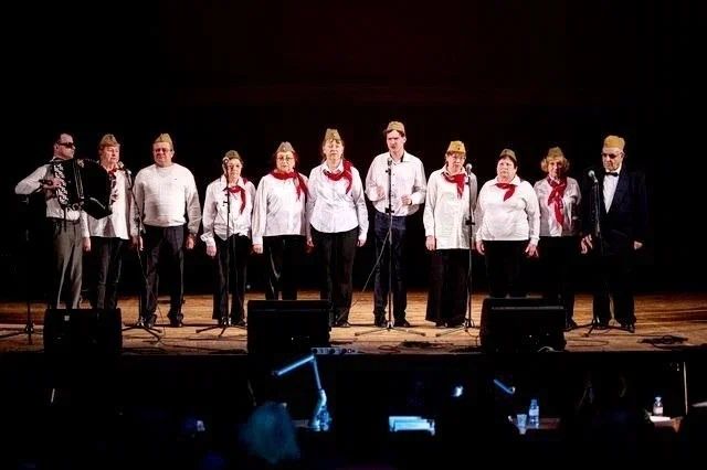 На сцене - исполнители в галстуках