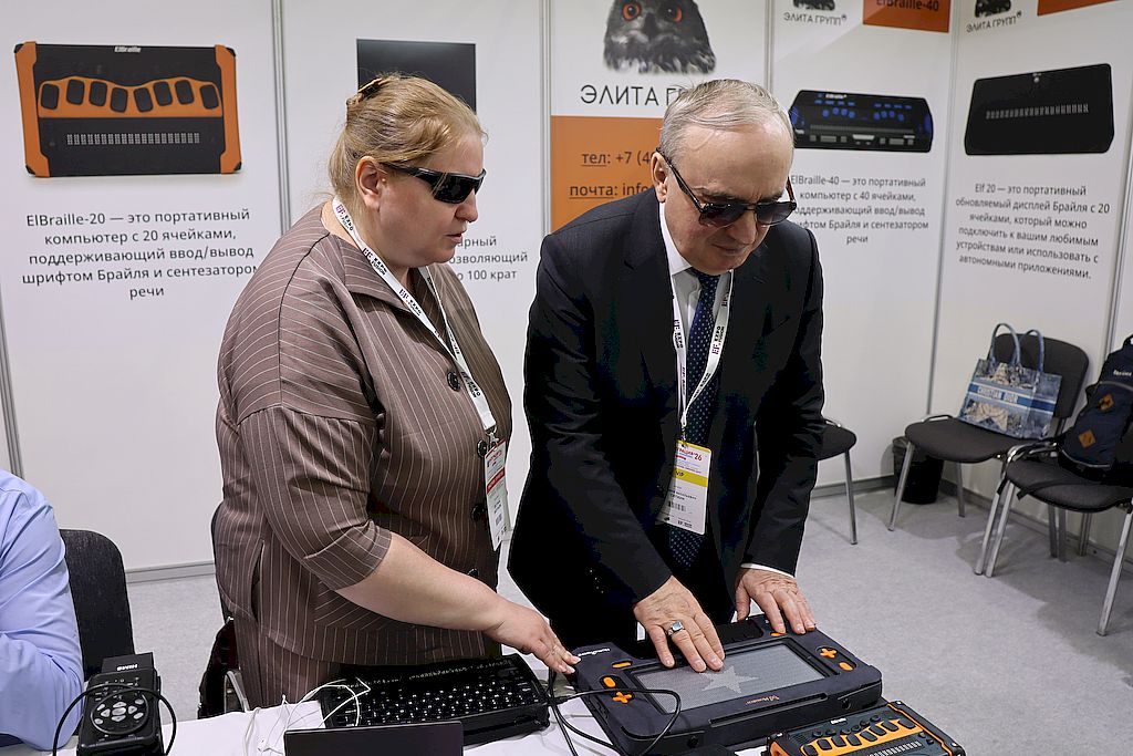 Владимир Сипкин осматривает продукцию компании Элита Групп