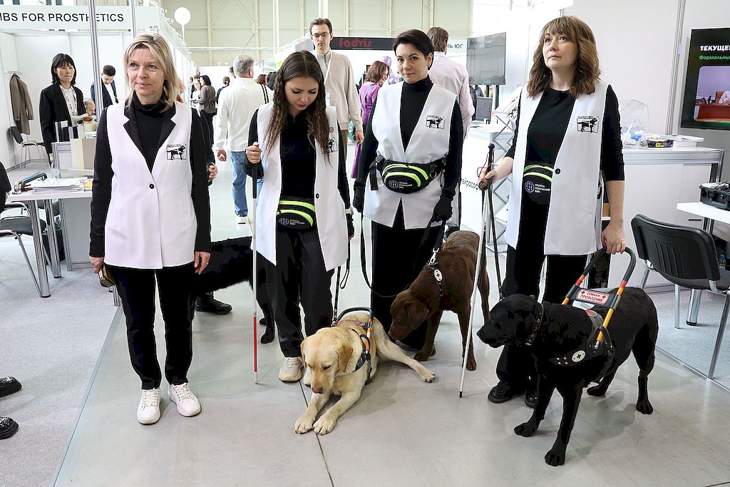 представители Российской школы подготовки собак-проводников ВОС со своими питомцами