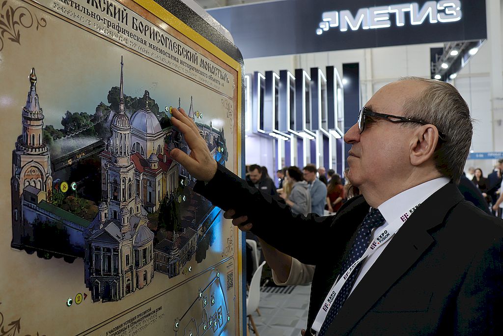 президент ВОС осматривает тактильную картину Борисоглебского монастыря