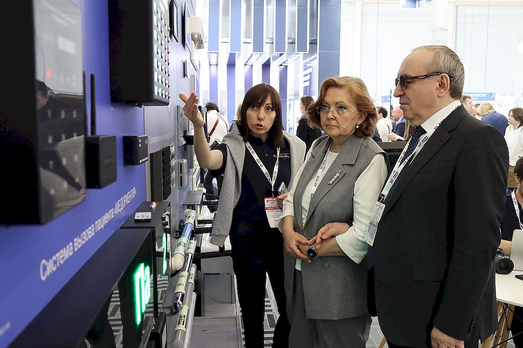 Владимир Сипкин и Мария Вострикова осматривают выставку