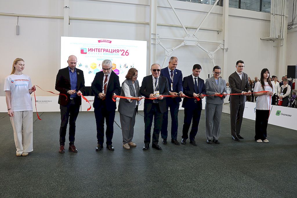 на открытии выставки почётные гости перерезают красную ленту