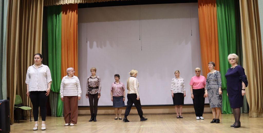 Женщины учатся дефилировать по сцене