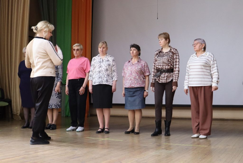 С. Клименко объясняет участницам правила дефиле