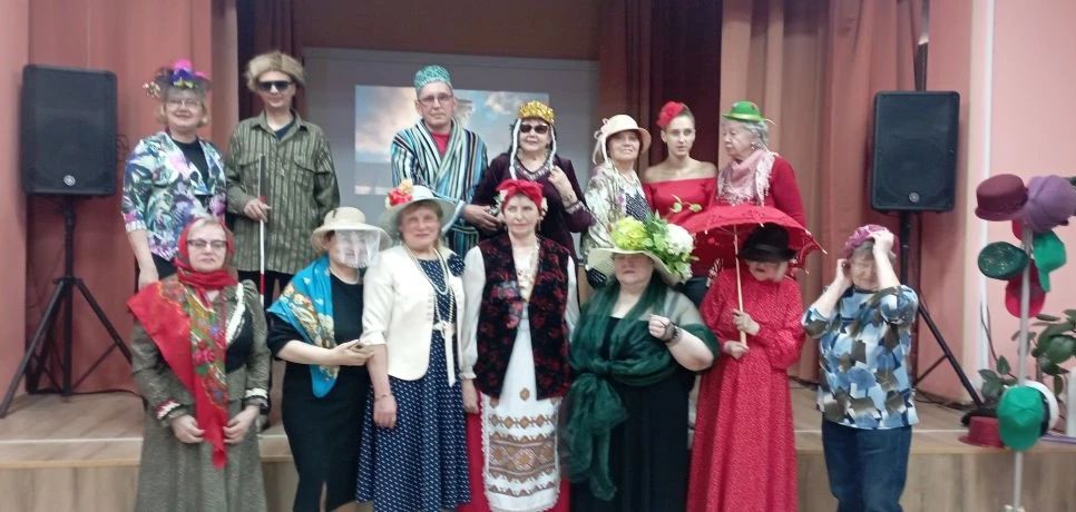 Участники мероприятия в самых разных шляпах 