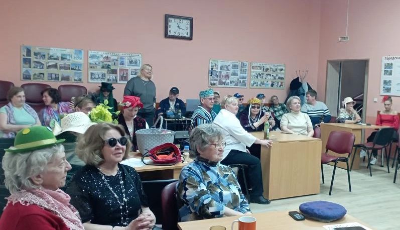 Зрители за столами наблюдают за выступлением участников